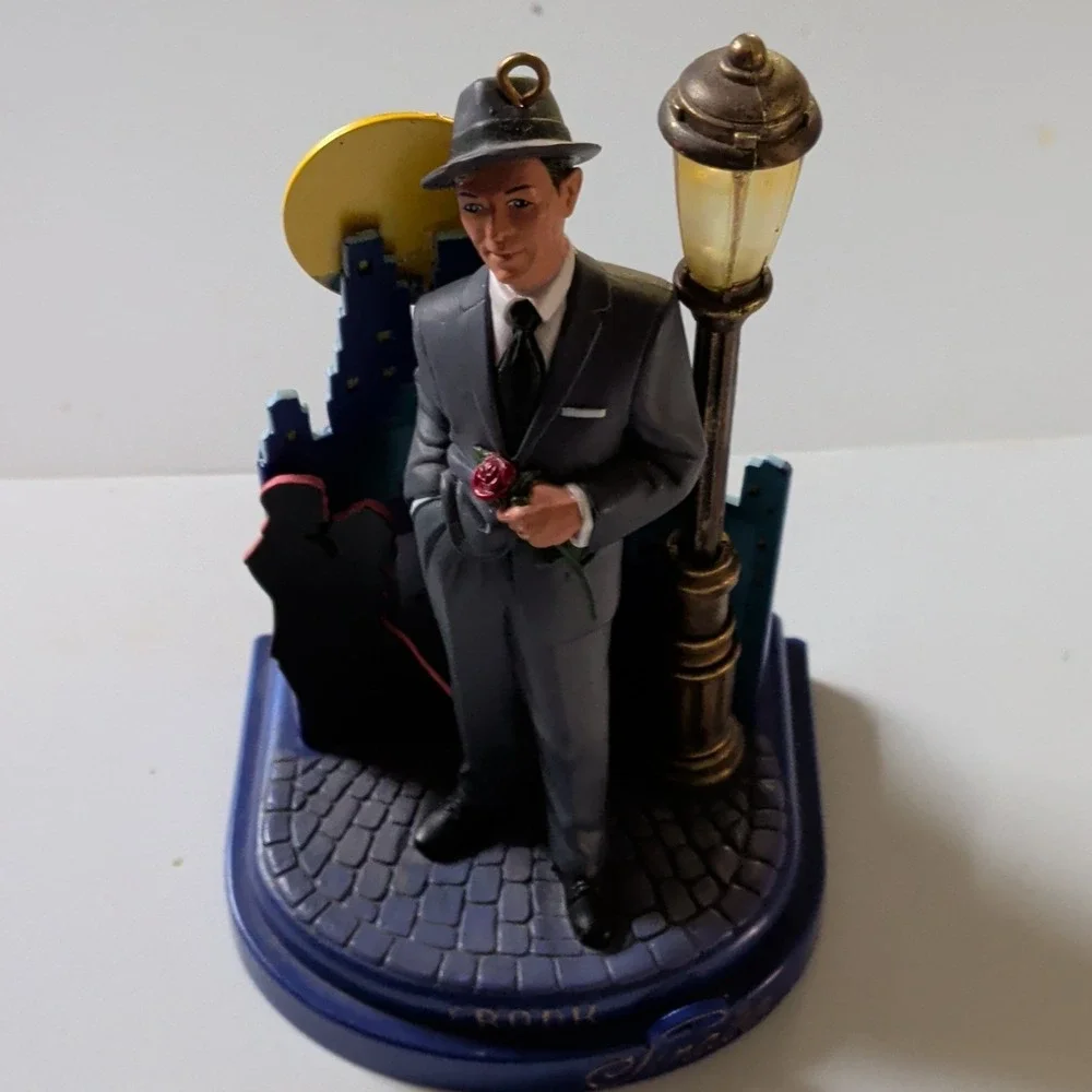 Carlton Cards Frank Sinatra Young at Heart Lighted Musical Ornament 2005 MPN 131